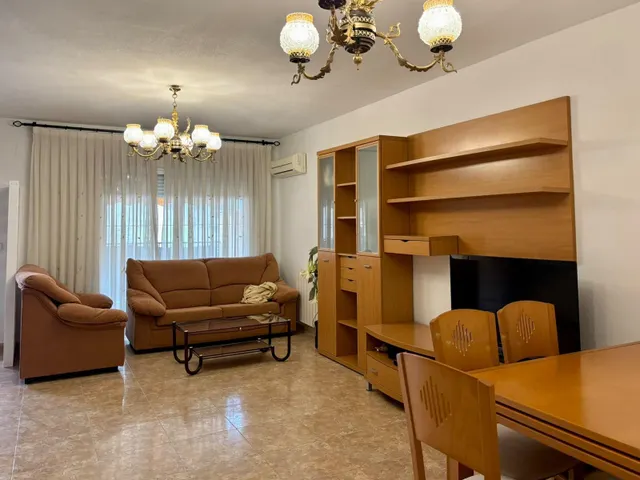Dúplex de 4 dormitorios con patio y cochera en una de las me