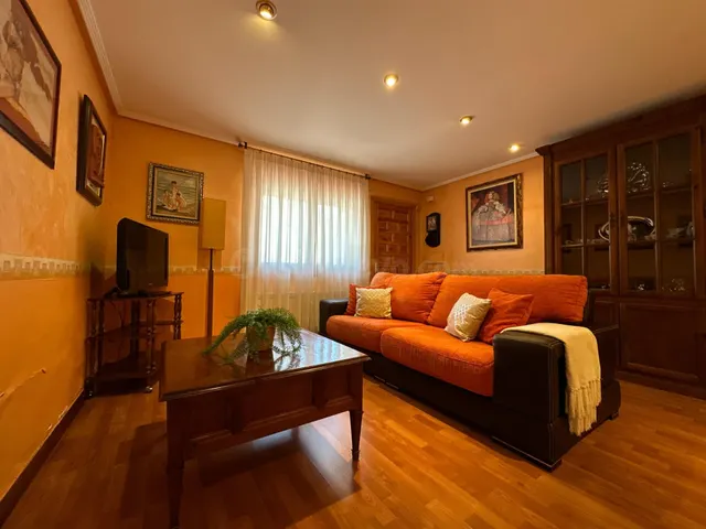 ENCANTADORA CASA DE PUEBLO LISTA PARA ENTRAR Y DISFRUTAR DE  - foto 3