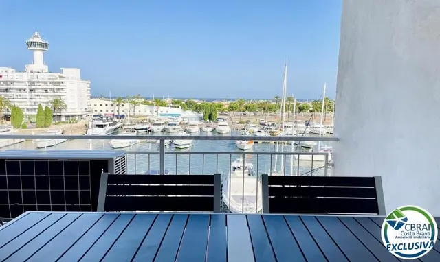 Apartamento totalmente renovado con terraza y espectaculares - foto 2