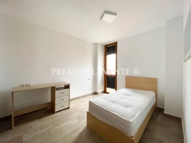 Vivienda en Centro, 4 hab y 2 baños, reformada, con ascensor. — 24