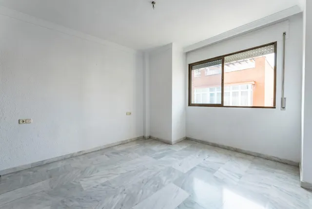 AMPLIO PISO EN LA ZONA DE GAMARRA — 25