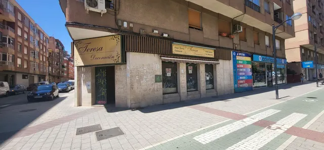 SE VENDE LOCAL COMERCIAL A 2 CALLES, CHAFLÁN EN ARQUITECTO VANDELVIRA. CON MULTITUD DE POSIBILIDADES — 2