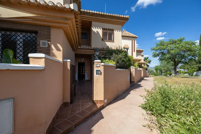 Ponemos a la venta esta preciosa casa en Urbanizacion cerrada, con zonas comunes y piscina comunitaria. — 6