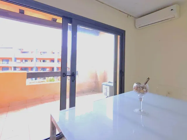 Magnífica y espaciosa casa adosada de 4 plantas (aprox. 176 m2). Varias terrazas y gran zona de piscina comunitaria. Cerca de campos de golf, La Zenia Boulevard, y a poco más de 5 km de las playas. — 28