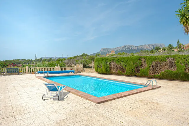 Se vende villa española con piscina privada y mucha intimida - foto 5