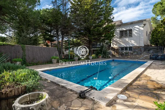 Casa independiente con jardín y piscina en Begues Park - foto 4