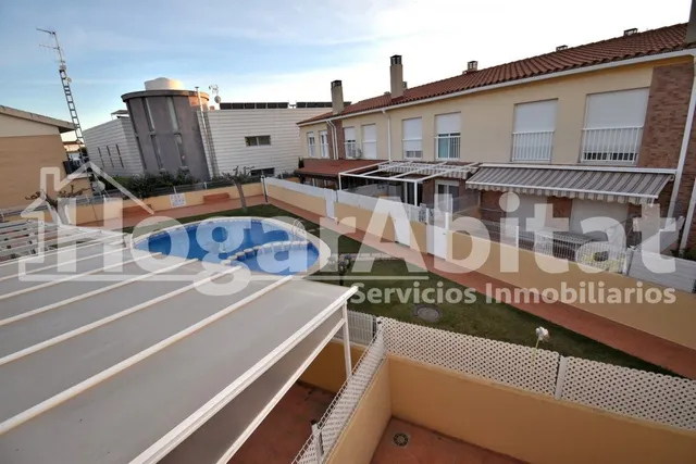 ADOSADO SEMINUEVO CON PISCINA, 2 TERRAZAS Y AMPLIO GARAJE — 16