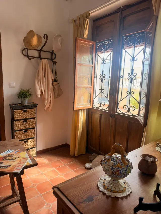 Acogedora casa de planta baja con jardín mediterráneo, patio soleado y gran garaje privado en Las Palas — 35