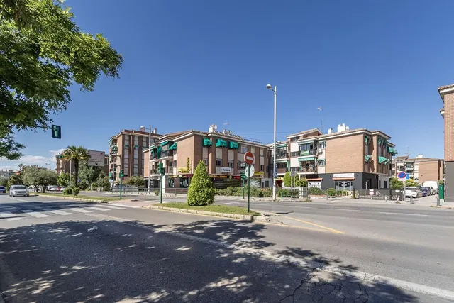 Traumatología (zona). Piso 4 dormitorios, 2 baños. Calefacción central. Plaza de aparcamiento y trastero. — 30