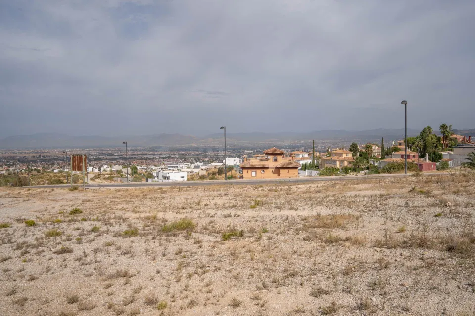 Terreno urbano de 750 m2 en Altos de La Zubia. Parcela 17, manzana M