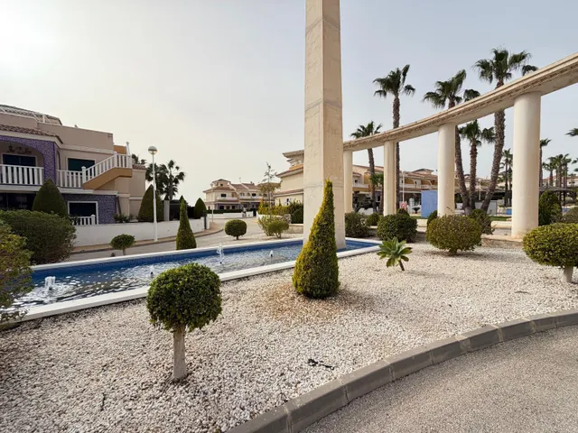 BUNGALOW EN PLANTA BAJA EN ROJALES CON JARDÍN DE 90 M2. 2 DORM. 1 BAÑO. SUPERFICIE DE 75 M2. PISCINAS COMUNITARIAS. — 45