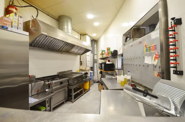 Negocio de restaurante-bar en funcionamiento en local esquinero de 402 m2 — 18