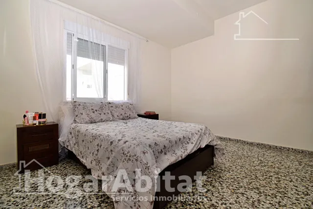 Amplitud y luz mediterránea en este piso totalmente reformado con terraza en Oliva — 12