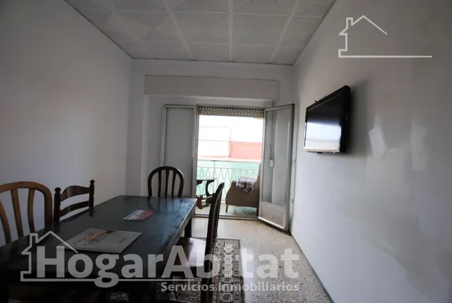¡gran oportunidad! muy amplio de 4 dormitorios, con balcón junto av beniopa — 25