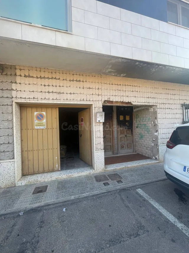 AMPLIA PLANTA BAJA DE 200 m2 CON ENTRADA INDEPENDIENTE Y GAR - foto 2
