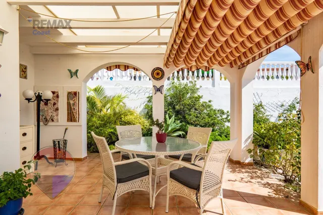 VILLA INDEPENDIENTE CON PISCINA, GRANDES TERRAZAS Y VISTAS AL MAR EN BENAJARAFE — 4