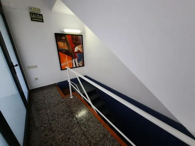 Casa esquinera, de 3 dormitorios, terraza, azotea. Dispone de 2 locales comenrciales. MUY CÉNTRICA — 32