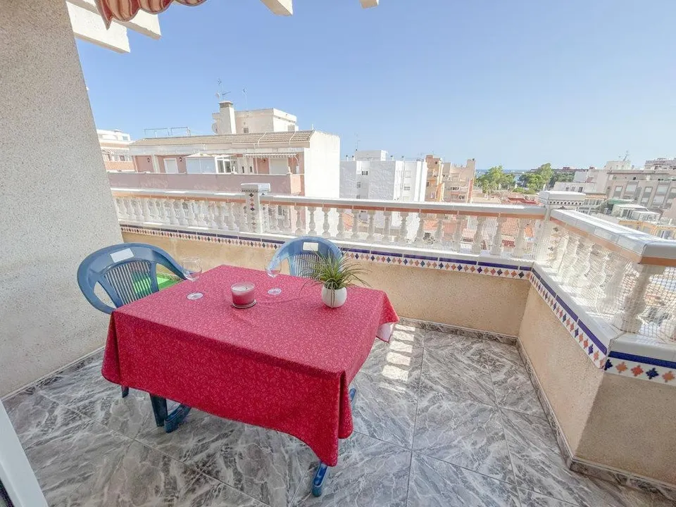 ESPACIOSO ATICO DE 3 habitaciones RODEADO DE TODOS LOS SERVICIOS