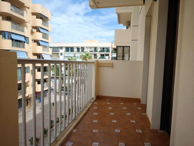 PISO CENTRICO EN FUENGIROLA CON VISTAS LATERALES AL PUERTO JUNTO A LA PLAYA. PERFECTO ESTADO — 38