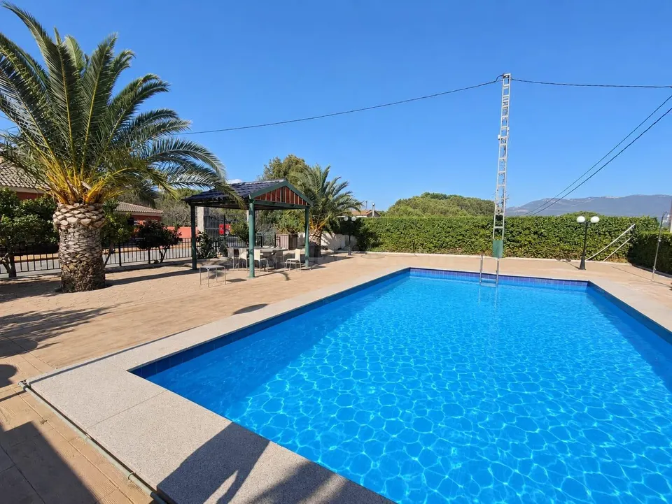 Campo en Sax 14.000 m2 parcela y casa con piscina