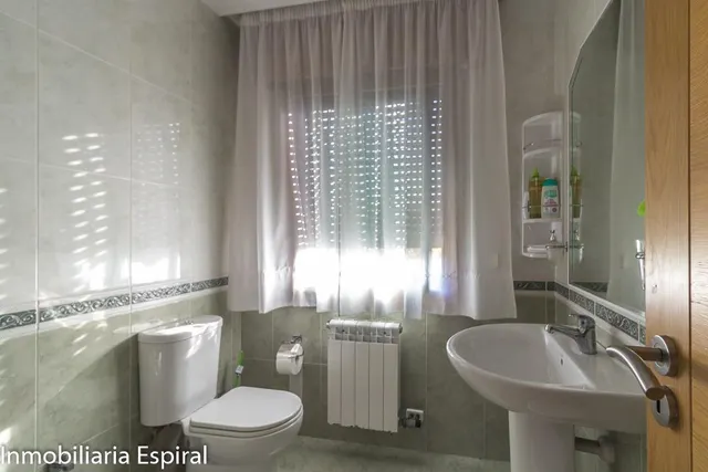 ¡Impresionante Chalet Familiar en Mogor, Marín! — 34