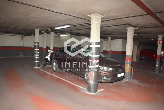¡Se acabó dar vueltas! Amplia plaza de garaje para coche y m - foto 4
