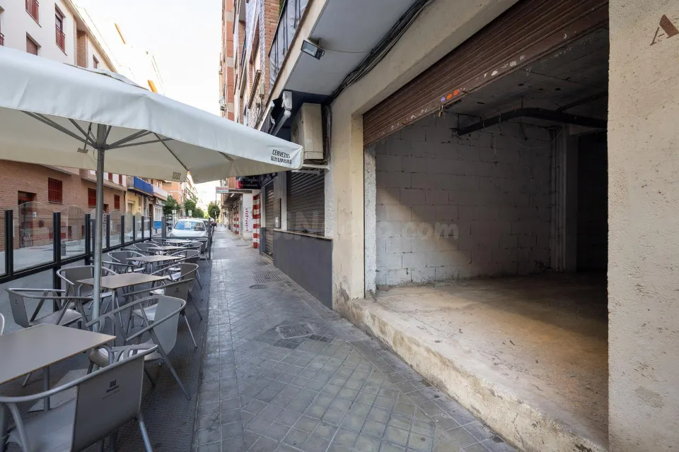Local comercial de 150 m2 entre Camino de Ronda y Alhamar – doble acceso