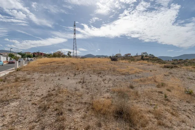 Terreno urbano de 750 m2 en Altos de La Zubia. Parcela 17, manzana M — 20
