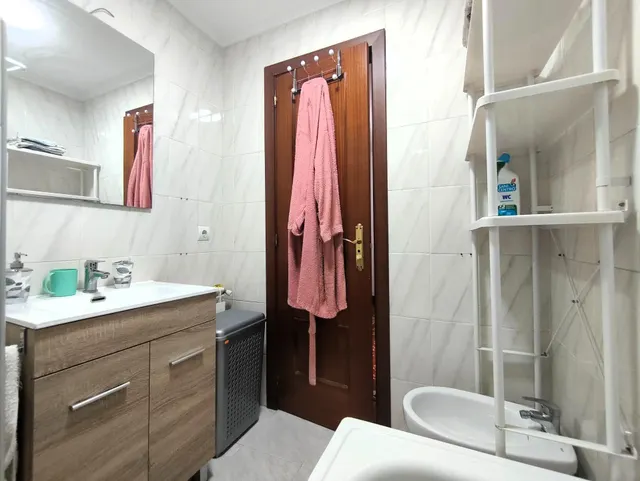 Piso exterior de 2 hab. salón, cocina independiente y baño. Plaza de aparcamiento exterior — 15