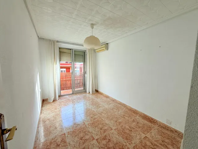 Piso en buena zona,  metro amistat, muy luminoso, a poca distancia de las universidades. — 19