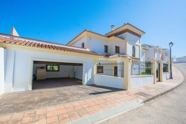 Exclusiva Villa Independiente en Primera Línea de Golf | La Cala Golf, Costa del Sol — 2