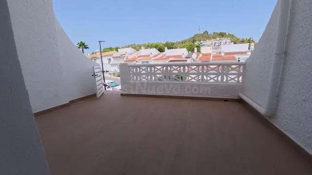 Adosado reformado de tres habitaciónes más apartamento con parking y piscina comunitaria. — 30