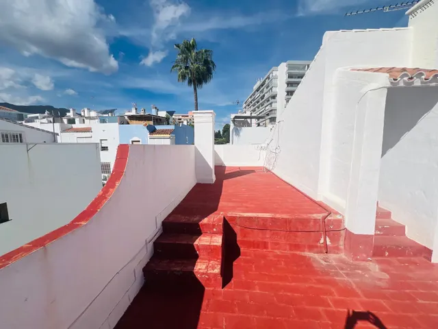 PAREADO EN VENTA EN LA COLINA A UN PASO DE LA PLAYA. — 34