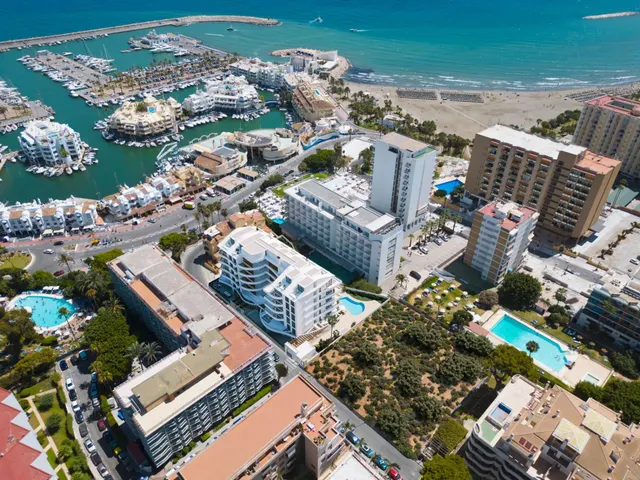 VENTA DE PISO EN PLANTA BAJA EN BENALMÁDENA COSTA. ¡PISO DE LUJO! 2 DORMITORIOS, TERRAZA Y PARKING. — 13