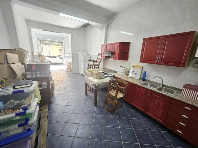 Se vende local en calle tranquila, zona noroeste de Castellón. Local en perfecto estado — 7