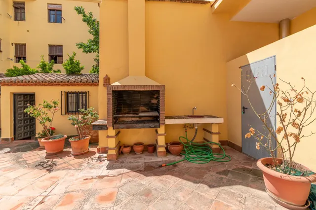 Casa de grandes dimensiones ubicada en la calle Duende, cerca de la Plaza del Conde Luque. — 46