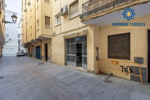 Estos dos grandes locales en pleno centro de Granada ofrecen una oportunidad única para tu negocio.