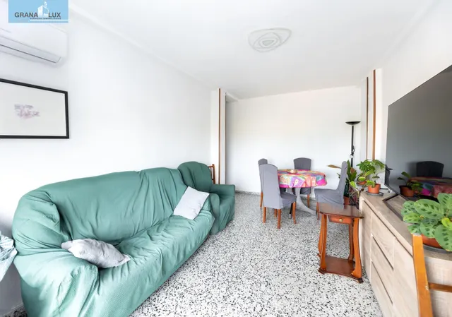 En Venta Piso de 4 dormitorios con ascensor, ideal para reformar a tu gusto. — 25