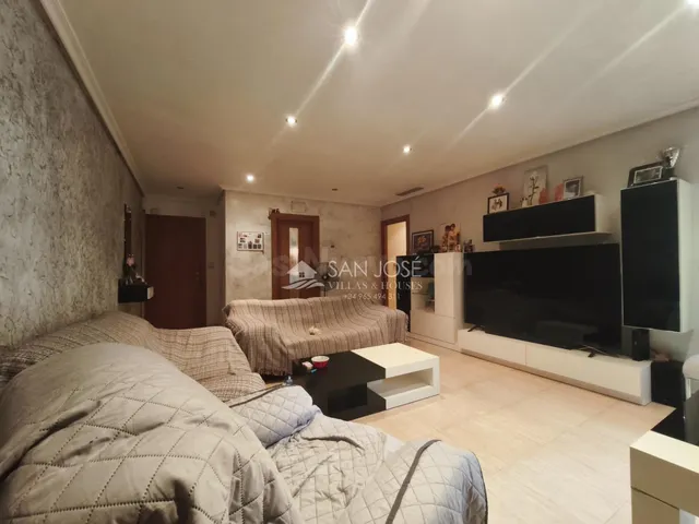 SE VENDE MAGNIFICO PISO CON ASCENSOR Y GARAJE EN ASPE