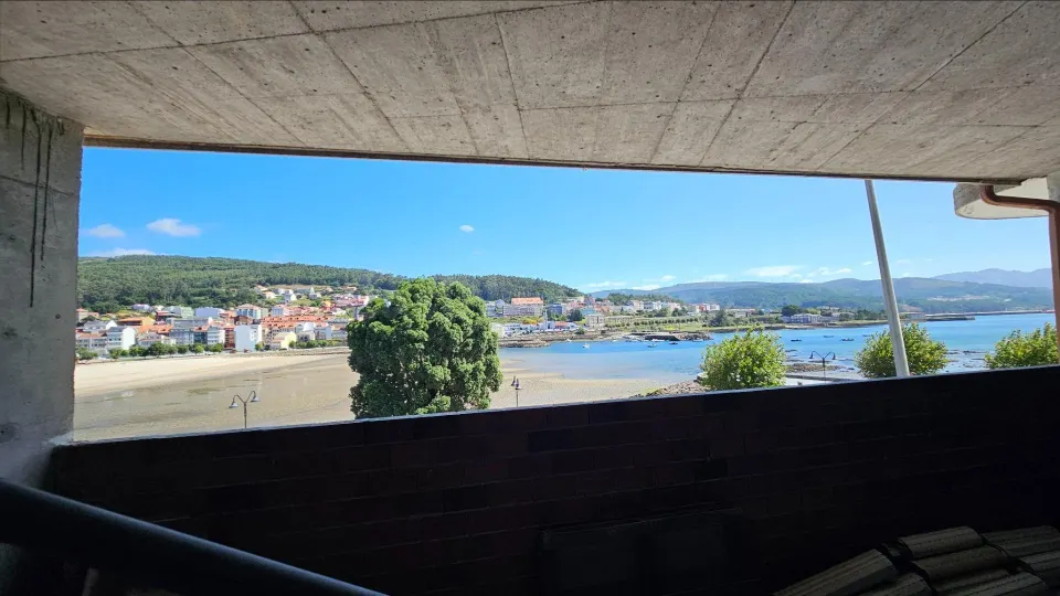 Local con vistas al mar y potencial residencial o turístico junto a la playa de Cee
