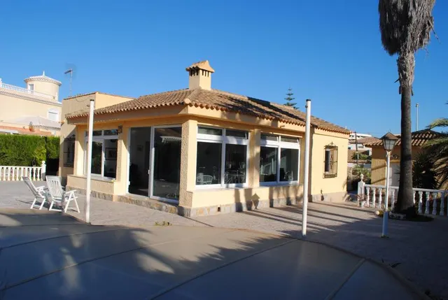Parcela con proyecto de chalet en Cabo Roig — 46