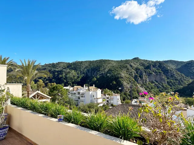 MAGNIFICENT FULLY RENOVATED TOWNHOUSE in the beautiful Benah - foto 2