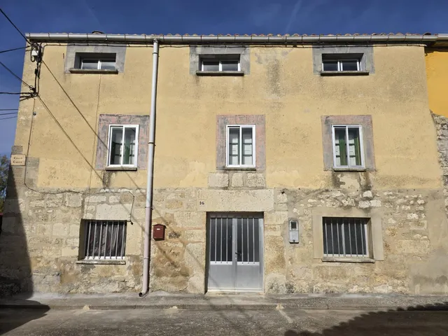 CASA DE PIEDRA CON GRAN POTENCIAL Y TERRENO URBANO OPCIONAL 