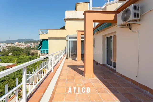 Atico con una terraza espectacular y vistas unicas sobre Barcelona — 6