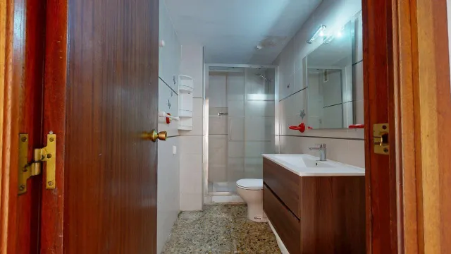 Piso de 77 m2 útiles. Distribuidos en tres dormitorios, salón, cocina, baño y zona de aparcamiento en la parte interior de la urbanización — 13