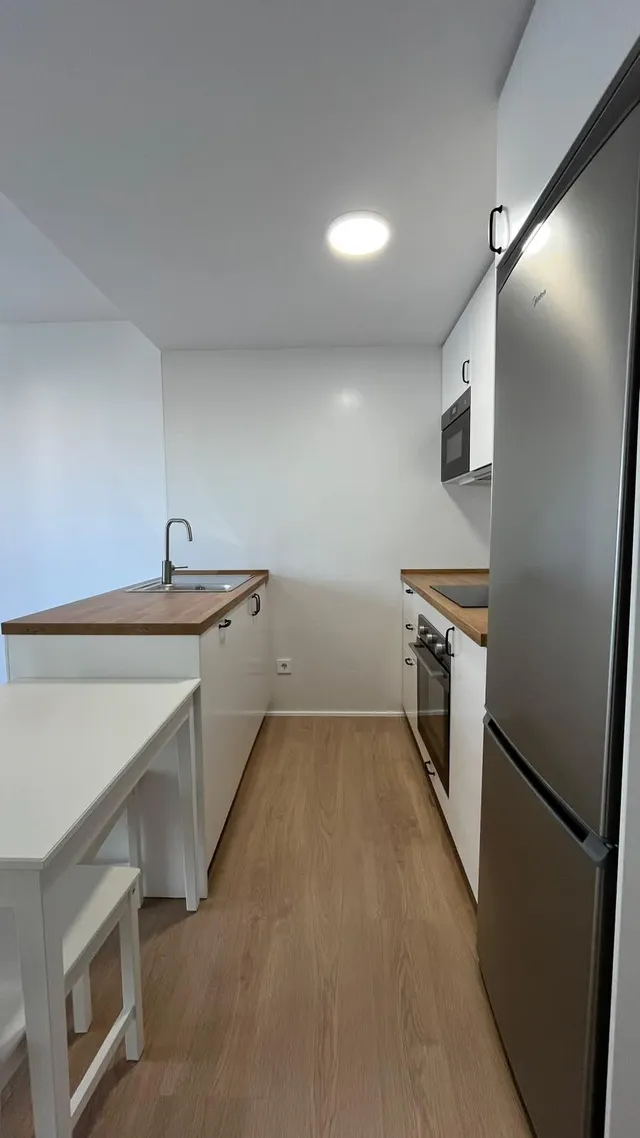Alquiler de obra nueva con cocina con isla, balcón y piscina comunitaria — 10