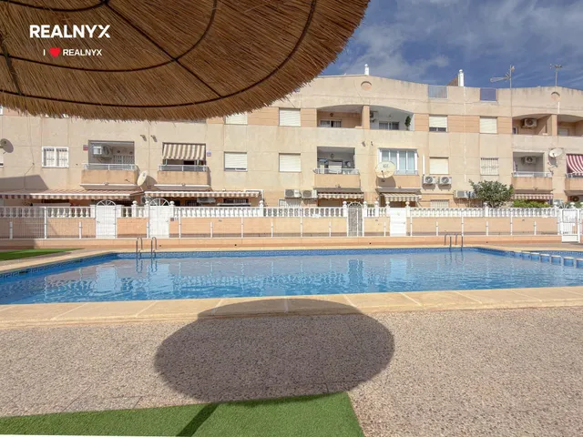 Encantador apartamento tipo bungalow con amplia terraza y licencia turística + Piscina comunitaria + Amplio patio — 2