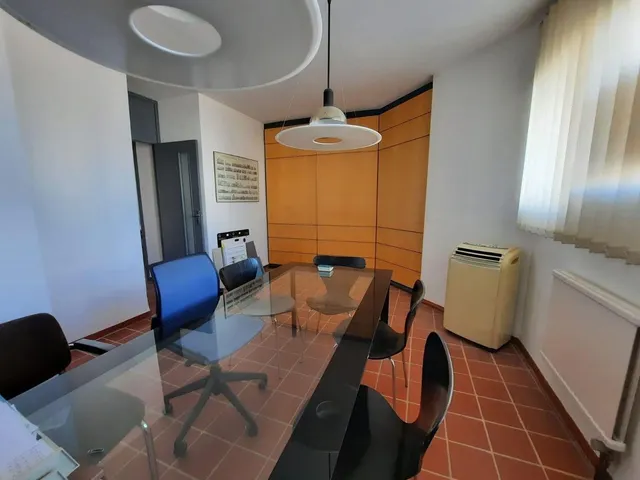 Local de 90 m2 esquinero. — 11