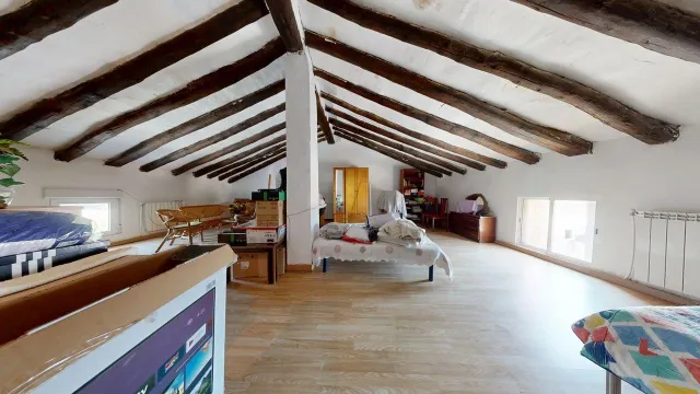 CASA UNIFAMILIAR de 170m2 útiles sobre parcela de 265m2. Distribuido en sótano con bodega, salón, cocina, dos baños, cuatro habitaciones y buhardilla diáfana — 33