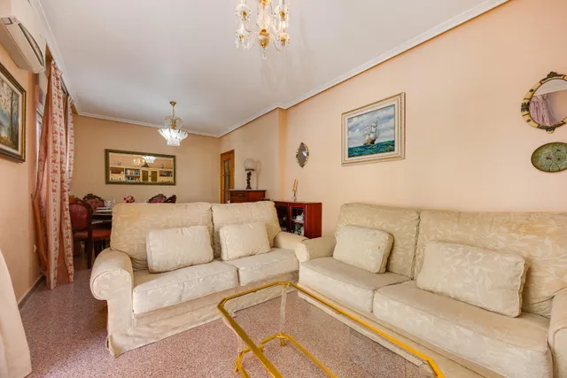 Amplio apartamento de 4 dormitorios en el corazón de Torrevieja — 10